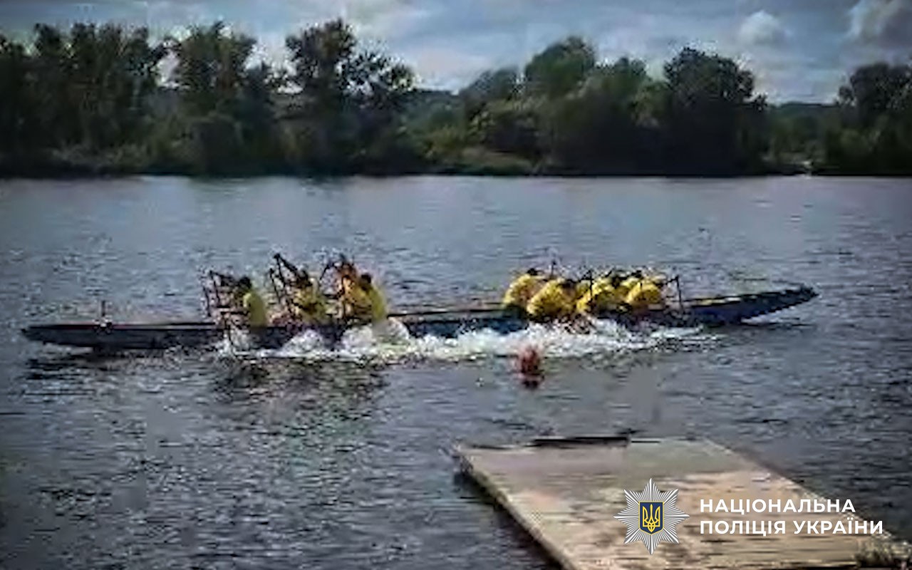 Сила духу на воді: поліцейські Полтавщини взяли участь у змаганнях на човнах-драконах