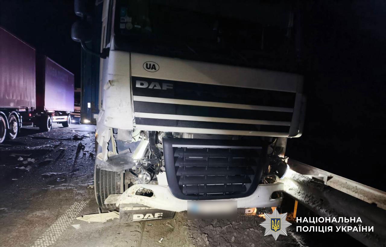 Пошкоджена передня частина вантажівки