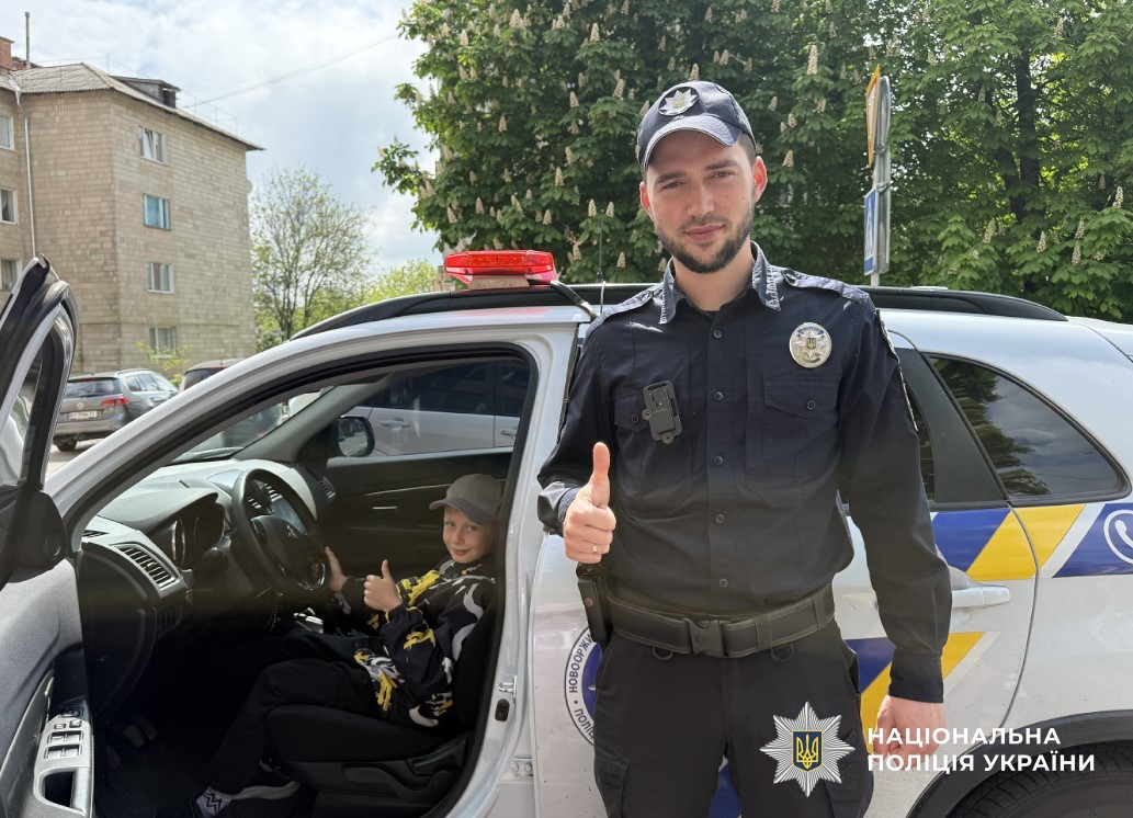 Поліцейські спілкуються з дітьми про безпеку