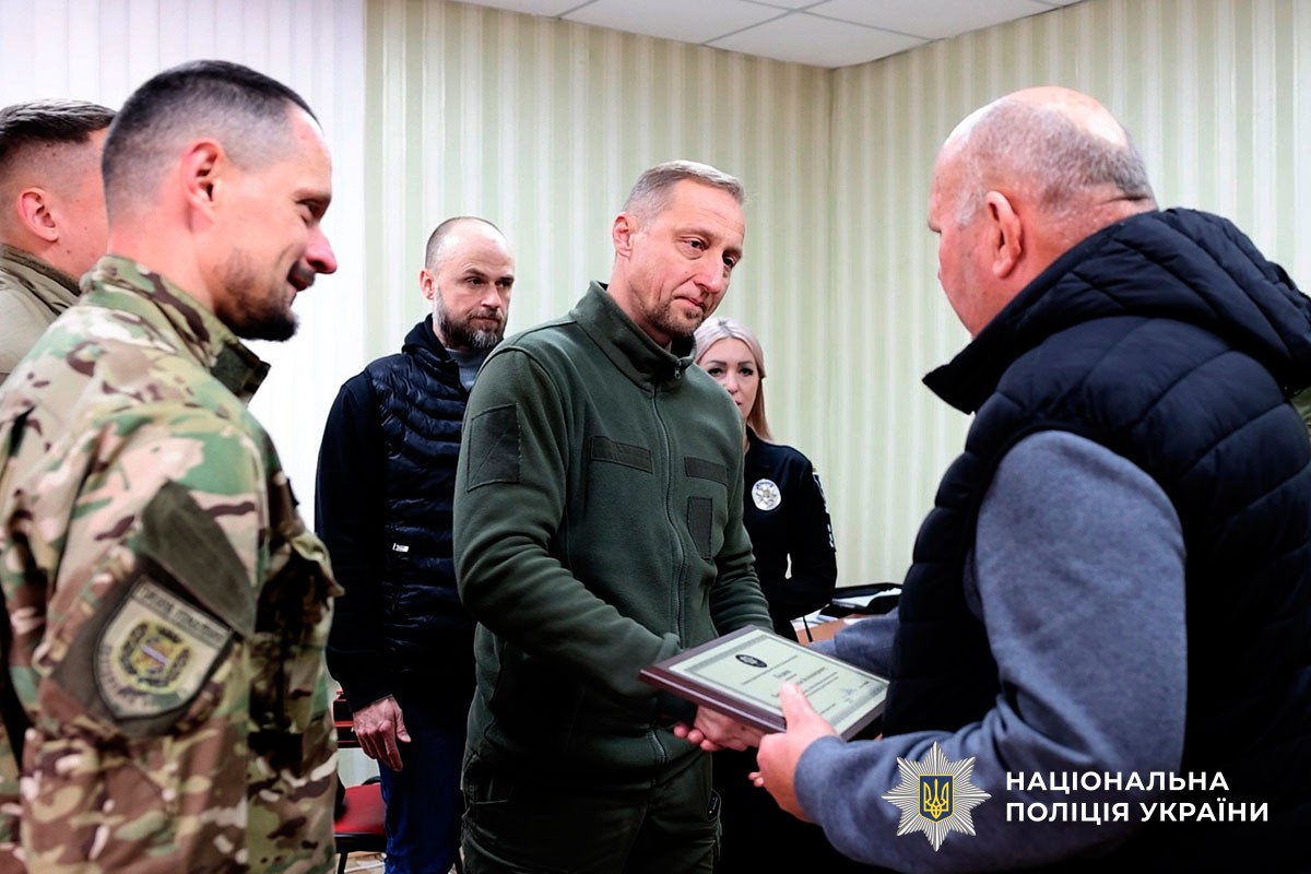 Командир вручає Подяку волонтерам