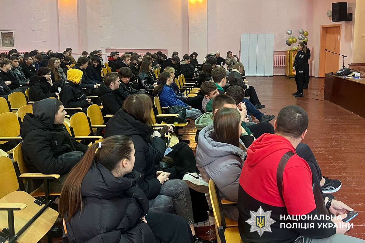 Поліцейські Кременчука провели зустріч зі студентами коледжу: говорили про безпеку, відповідальність та професію поліцейського