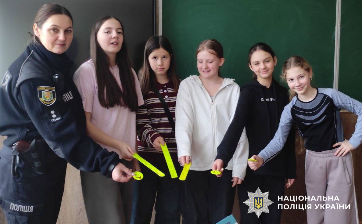 поліцейський проводить урок для дітей 