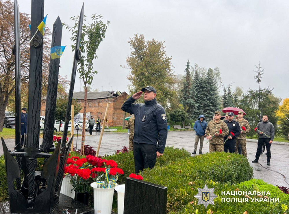 Холондович віддає шану полеглим захисникам