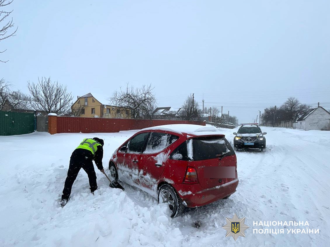 Поліцейські допомагають водіям на дорозі