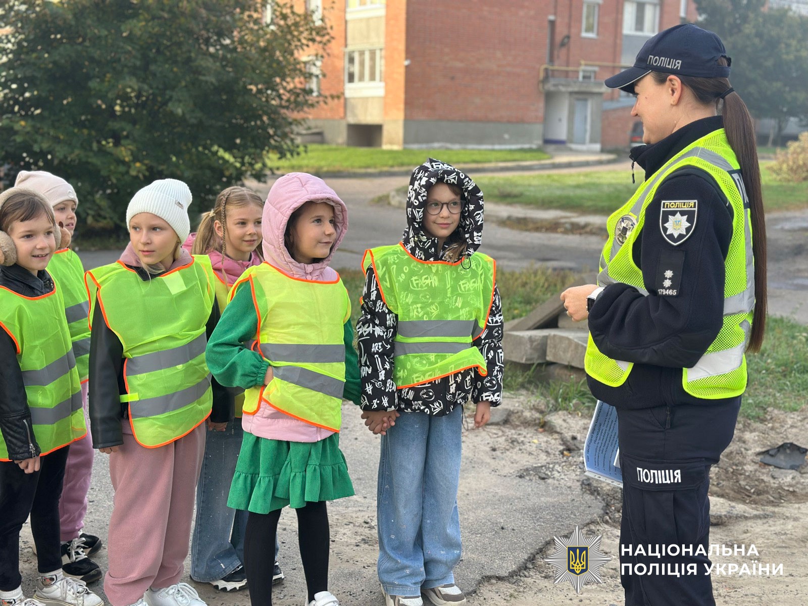 поліцейська проводить урок для дітей