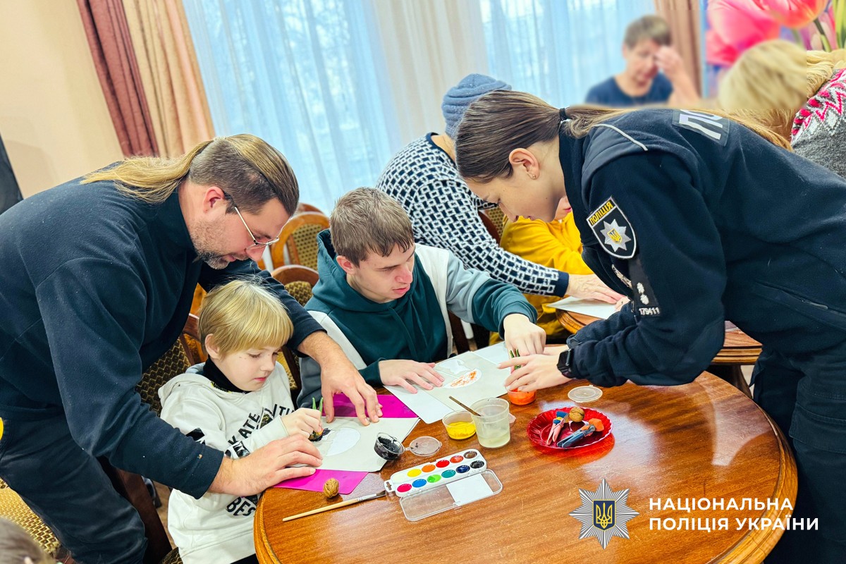 Поліцейські проводять заходи для дітей