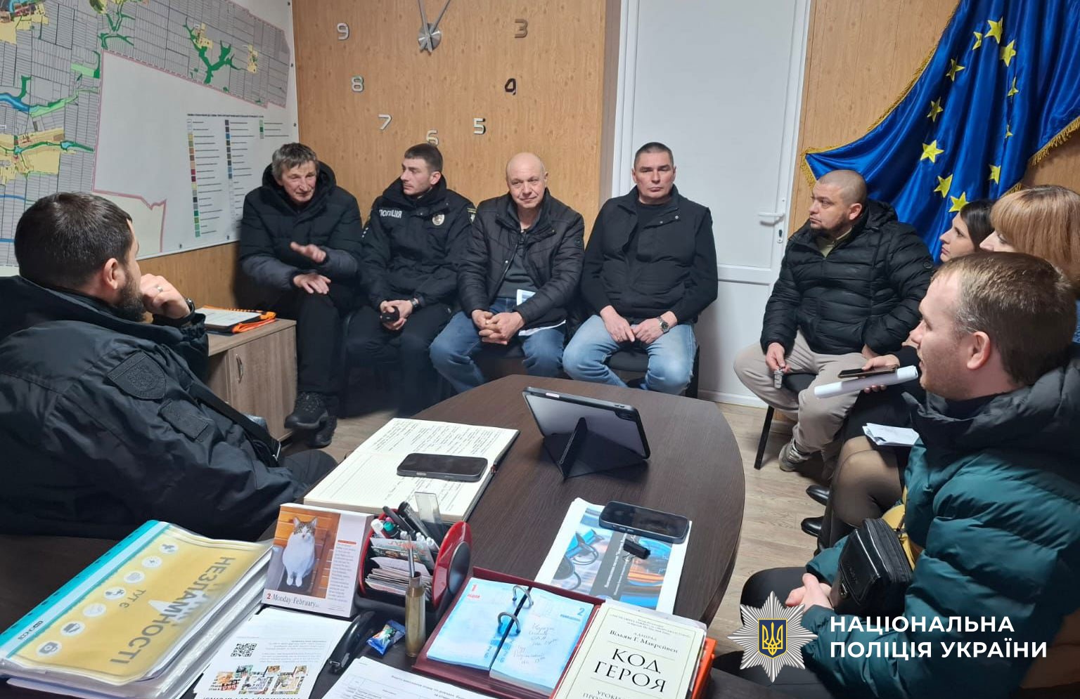 учасники зустрічі спілкуються