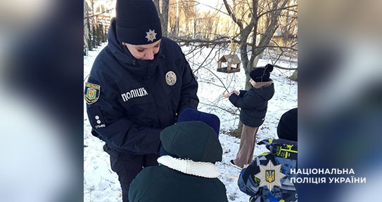 Поліцейські та діти підгодовують птахів узимку
