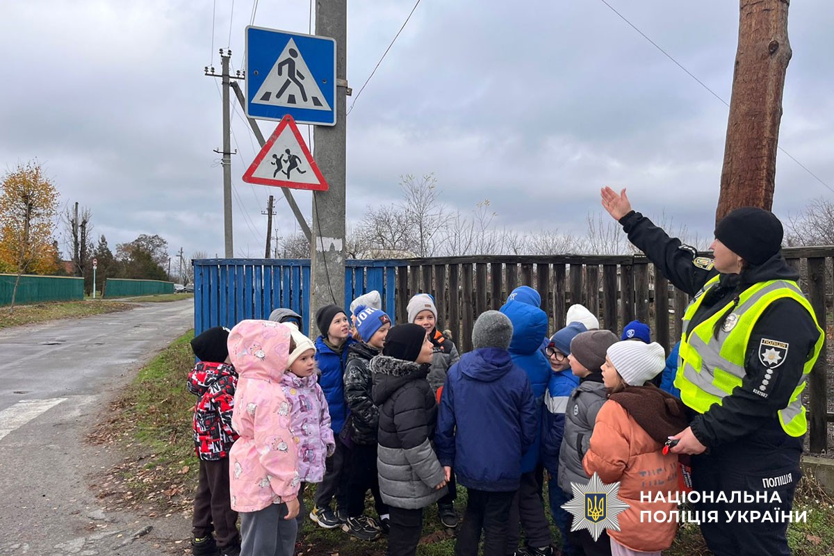 Поліцейська проводить урок з безпеки дорожнього руху для дітей