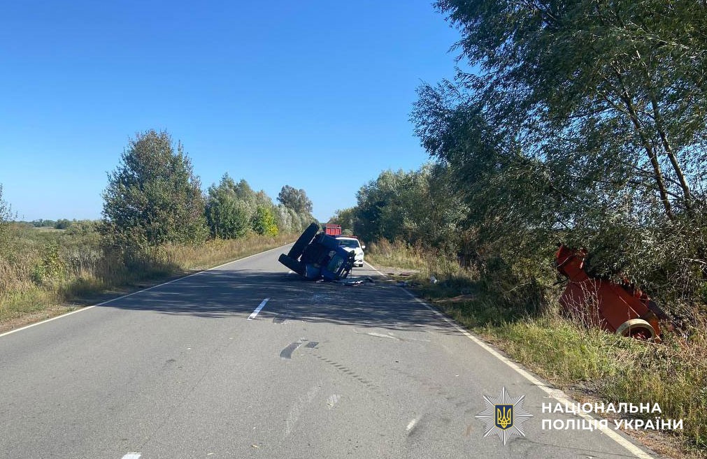 Наслідки ДТП, перекинутий трактор