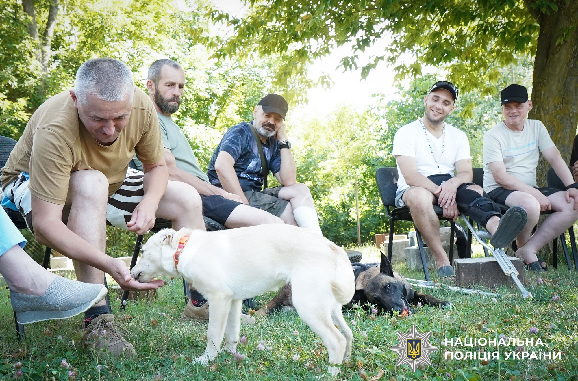 боєць годує Мішель
