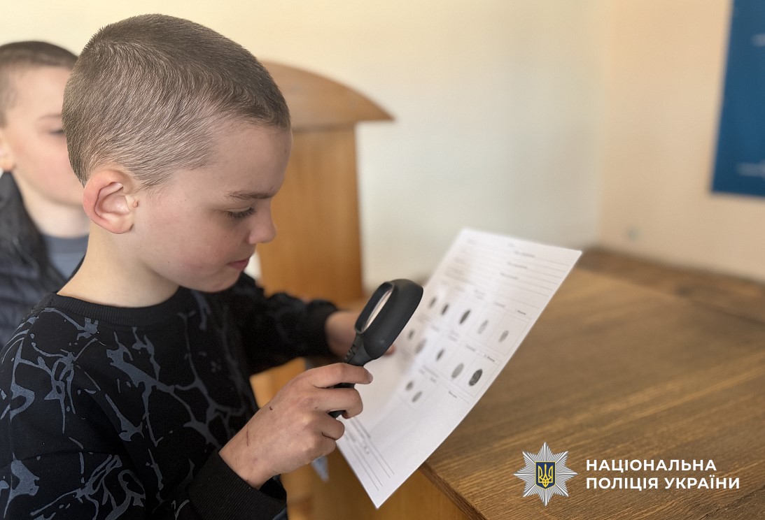 Поліцейські проводять екскурсію в поліцію