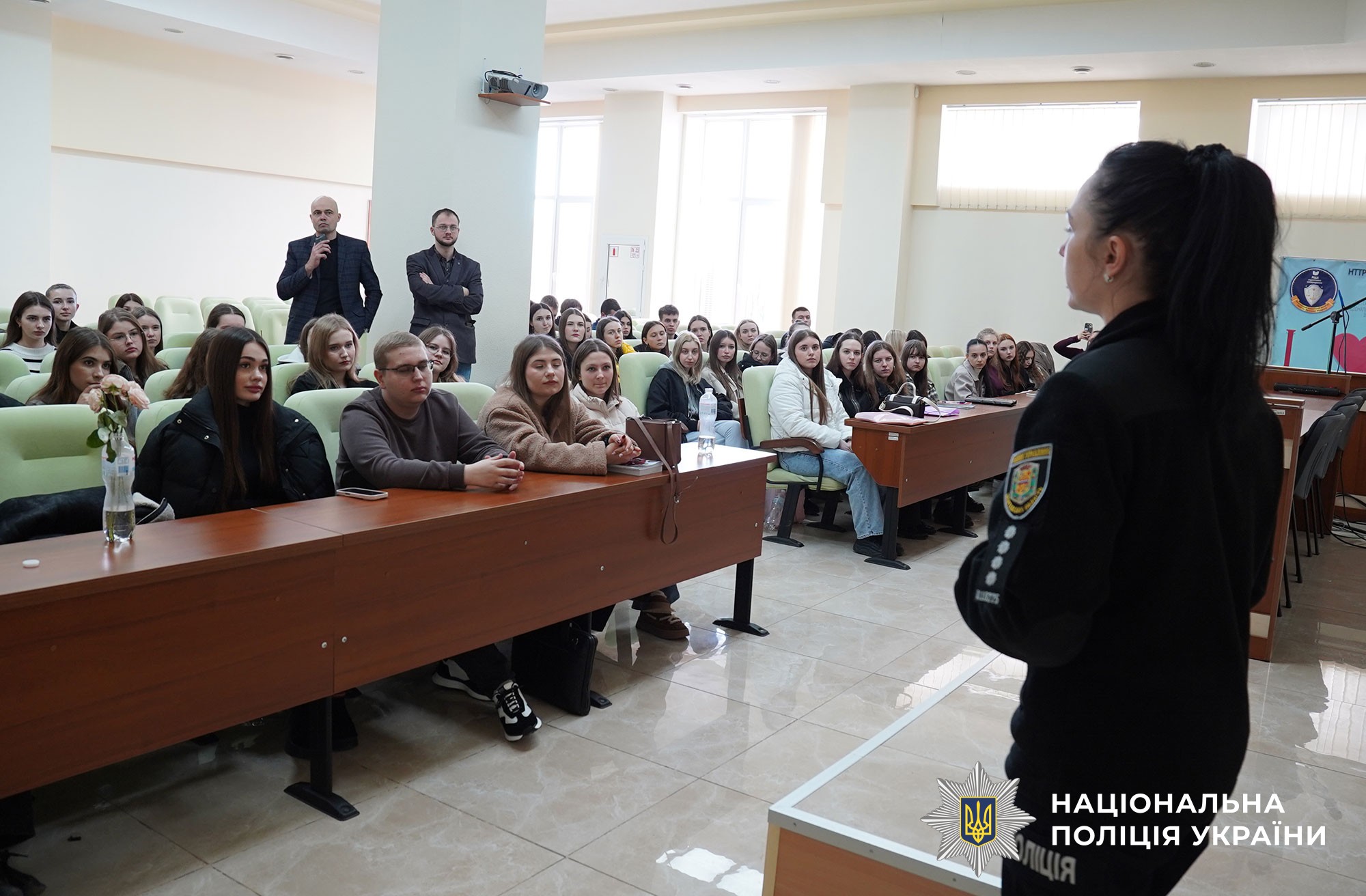 Поліцейська розповідає про дотримання прав людини
