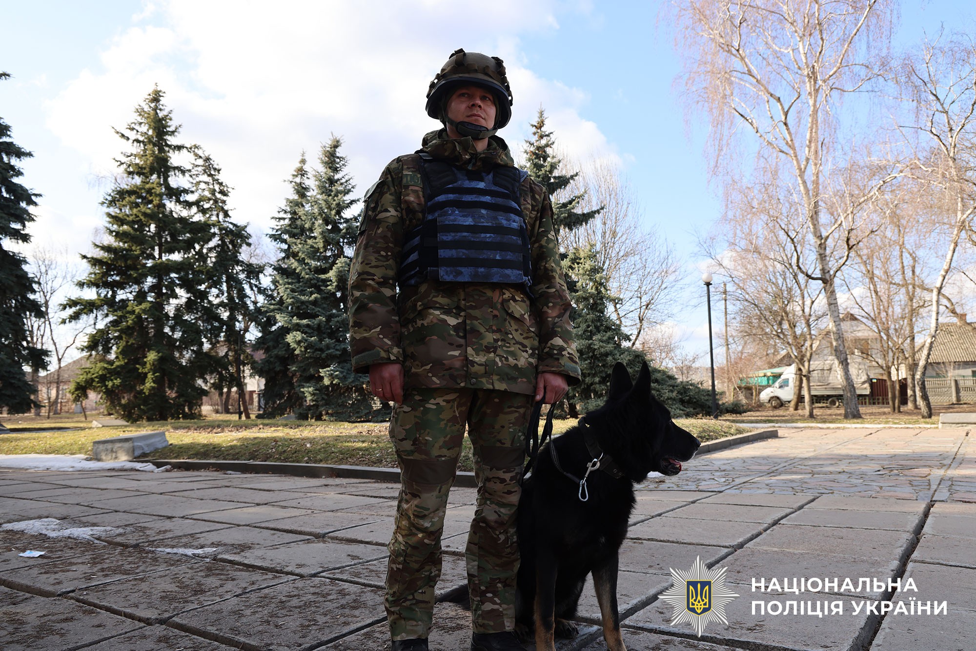 кінолог із собакою