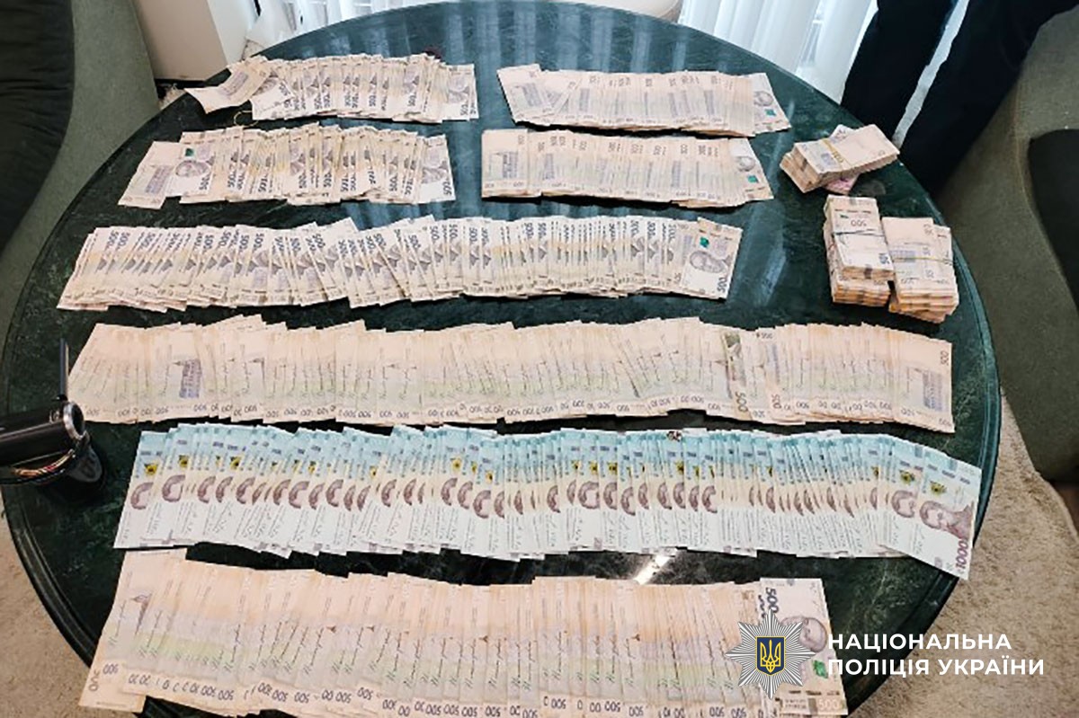 На Полтавщині поліцейські затримали групу осіб, які збували наркотики в особливо великих розмірах