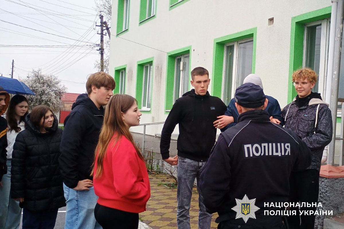 Поліцейський говорить з дітьми на тему безпеки