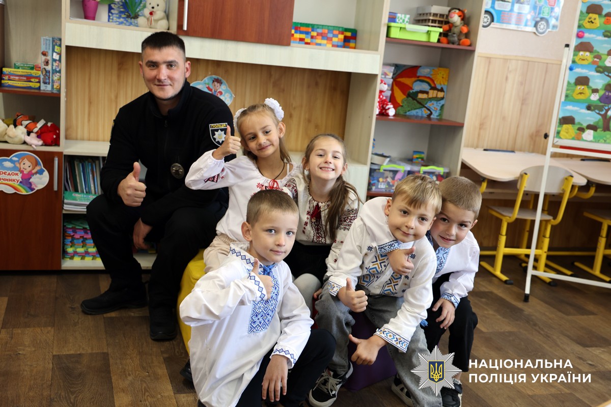 Поліцейський рахом із дітьми у гарному настрої в класі