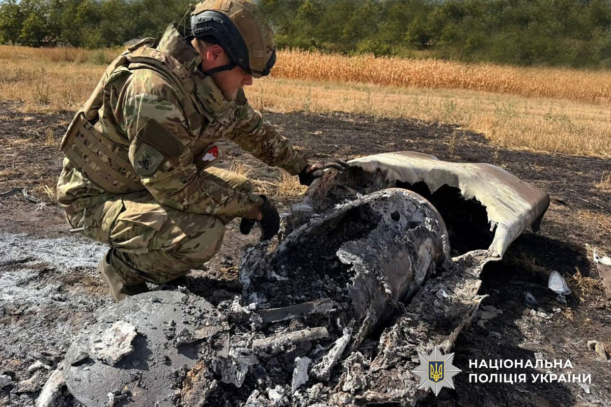 поліцейські вибухотехніки працюють на місці події