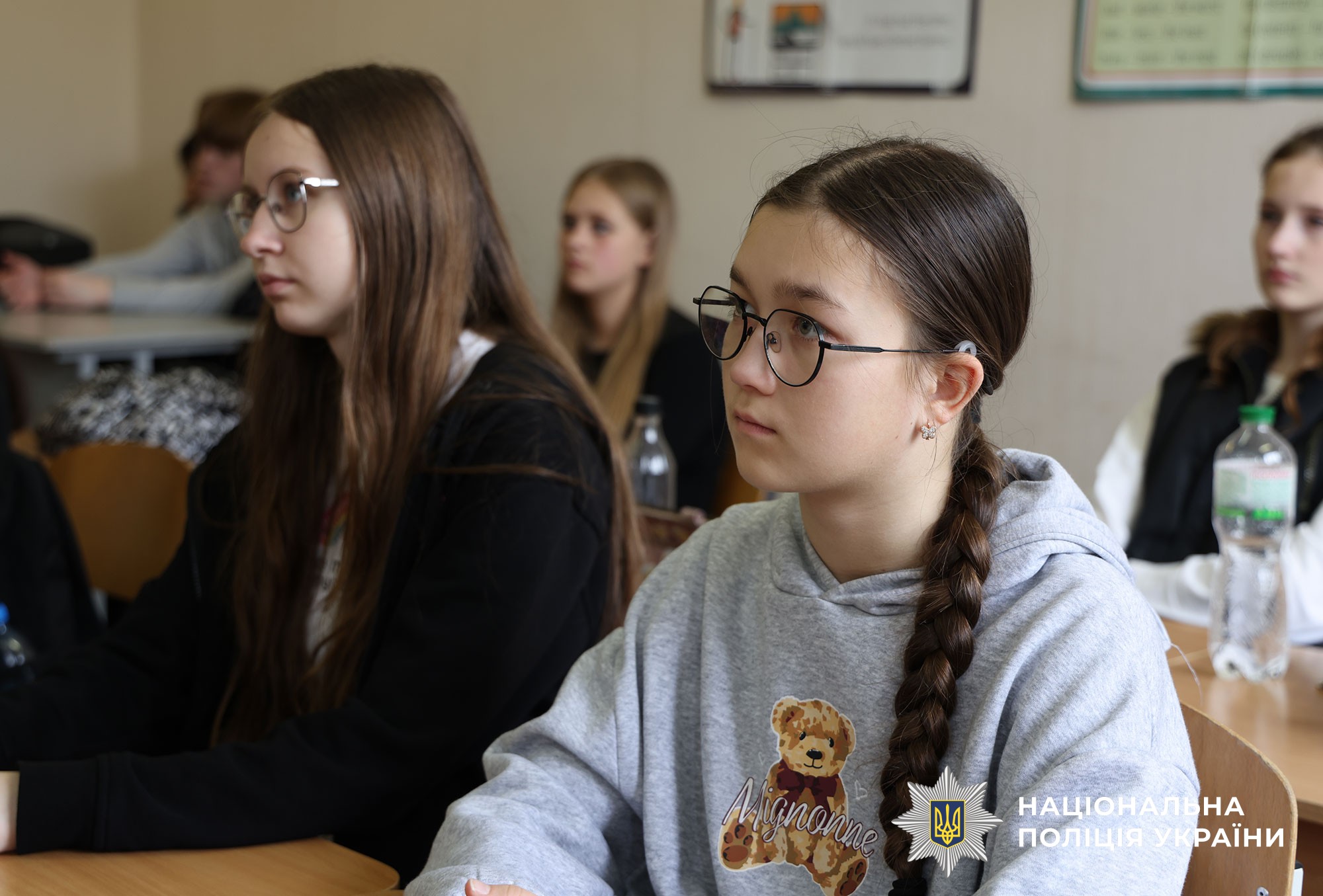 Поліцейські спілкуються з дітьми про безпеку