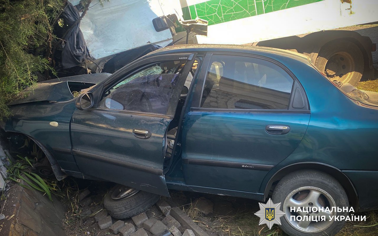 Поліція Полтави встановлює обставини ДТП за участю трьох легковиків та двох вантажівок