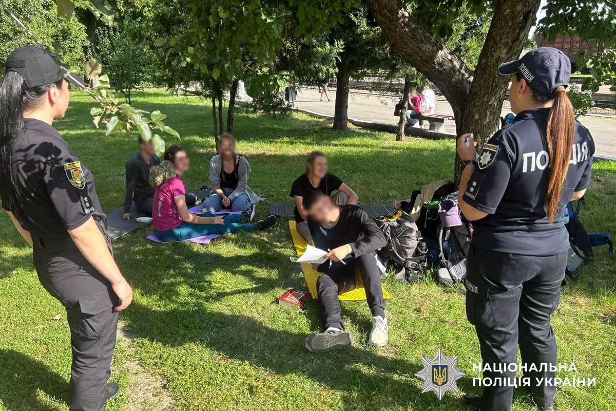 Офіцери освітньої безпеки Полтавщини попереджають молодь про небезпеку біля залізниці