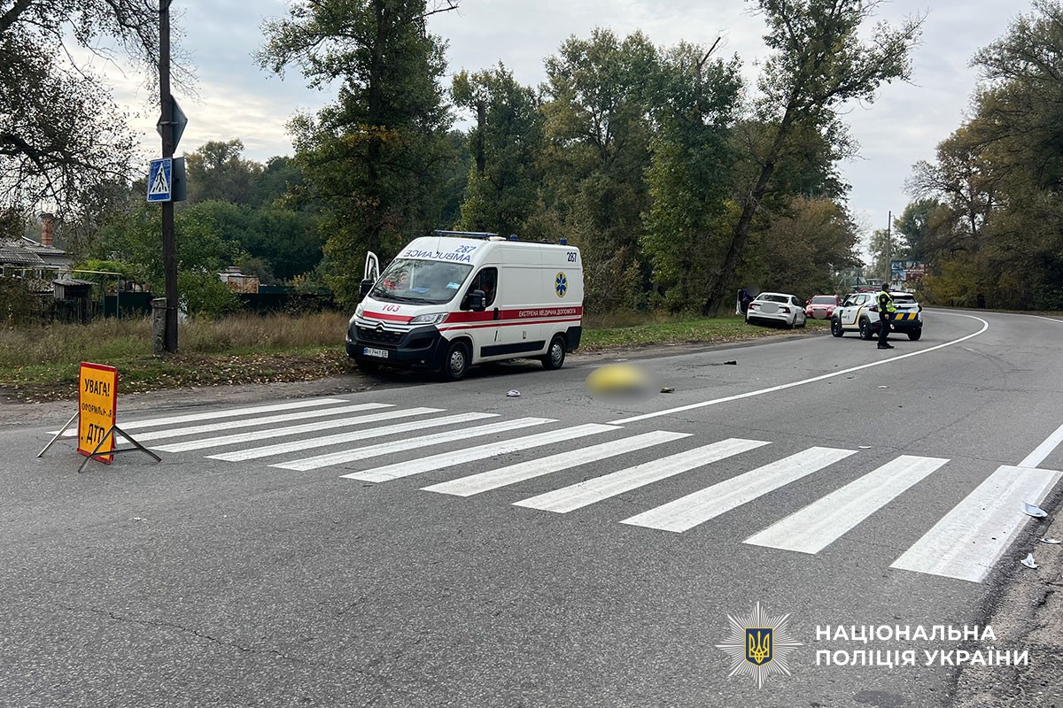На місці ДТП працюють поліцейські та медики