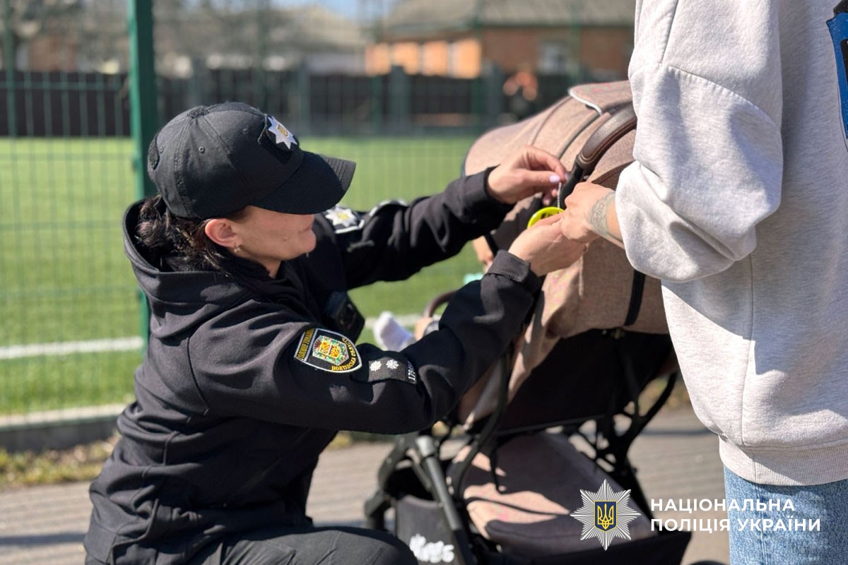 поліцейська розміщує світловідбивний елемент