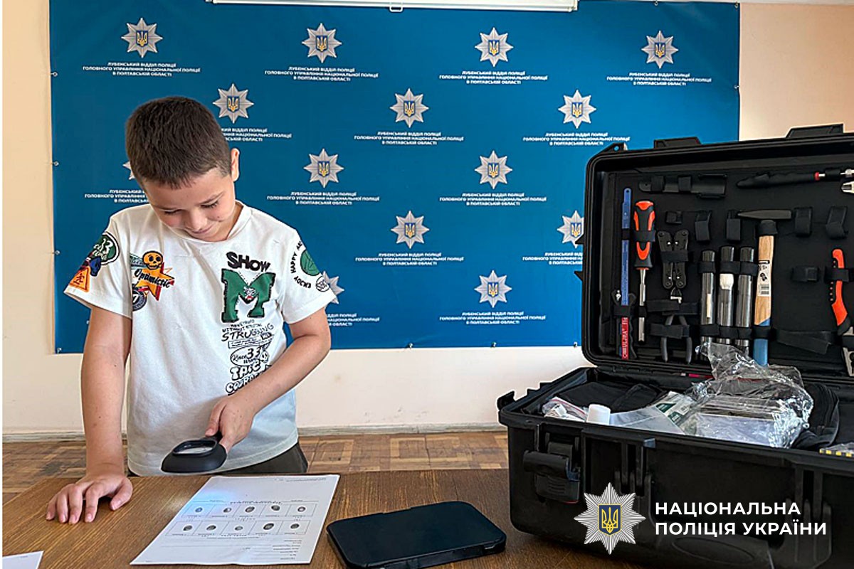 діти розглядають криінальну валізу