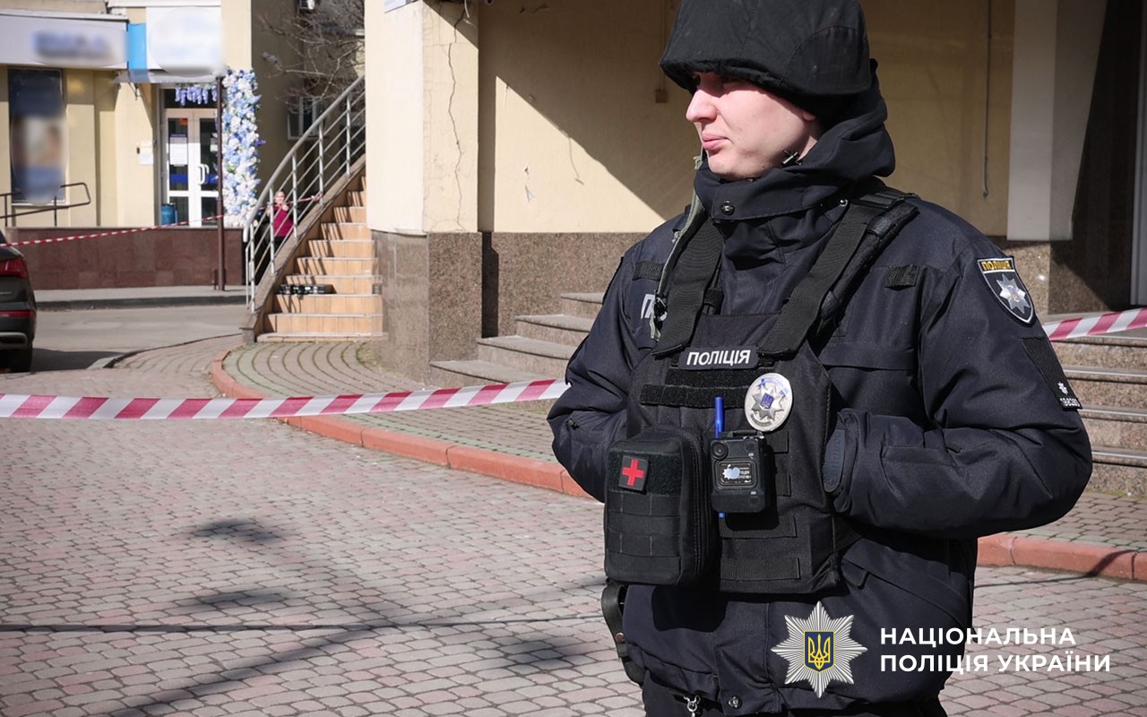 У Полтаві поліцейські вибухотехніки перевірили підозрілу валізу в центрі міста: вибухівки не виявлено