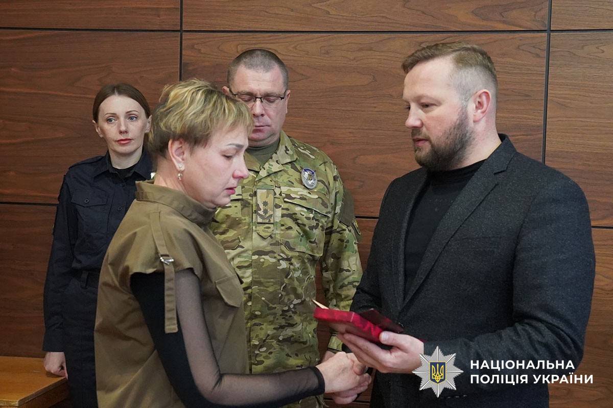 Володимир Когут вручає нагороду матері загиблого поліцейського Максима Джуяна