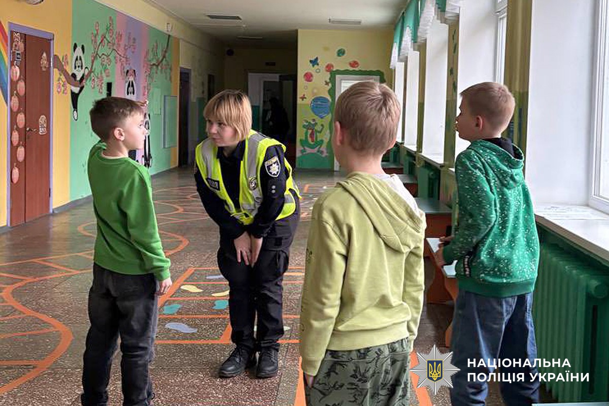 Поліцейська спілкується із учнями
