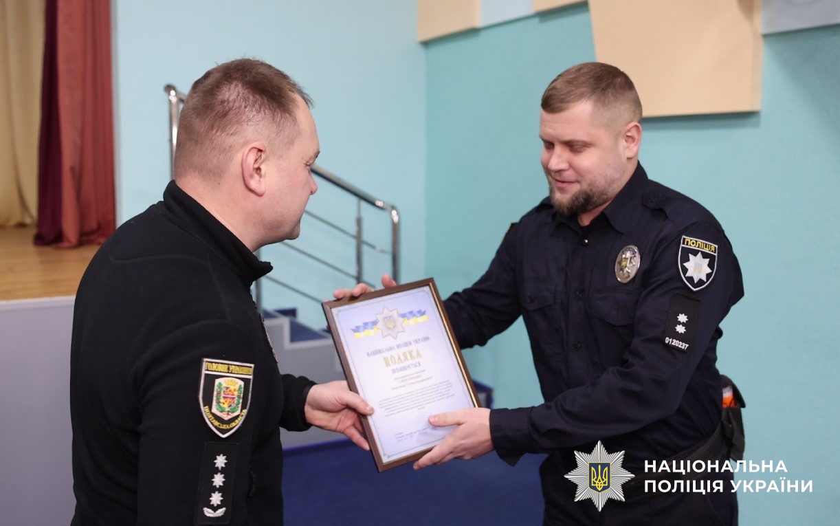 Роман Ніколаєнко вітає працівника конвойної служби