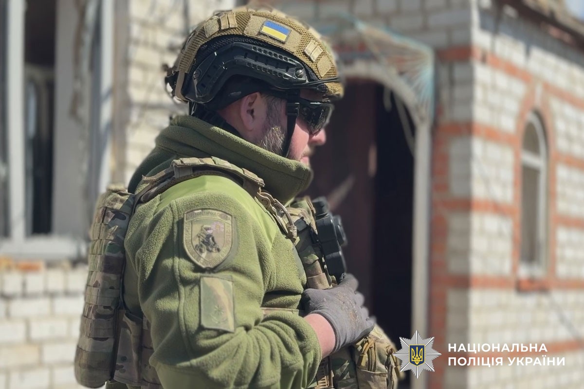 Поліцейький працює на місці події