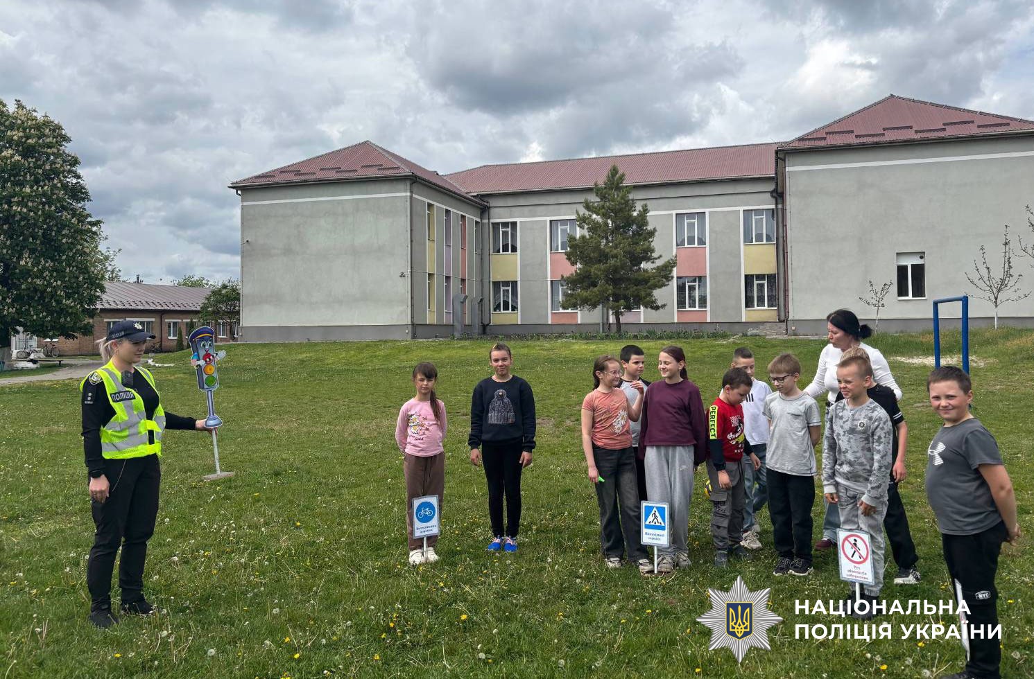 У рамках Тижня безпеки дорожнього руху поліцейські служби освітньої безпеки поліції Полтавщини організували для учнів місцевих шкіл пізнавальні уроки, тематичні вікторини, квести та інтерактивні ігри.
