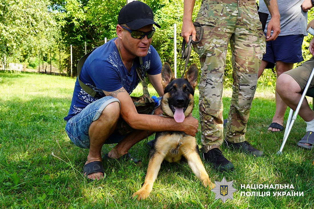 кінолог зі службовою собакою
