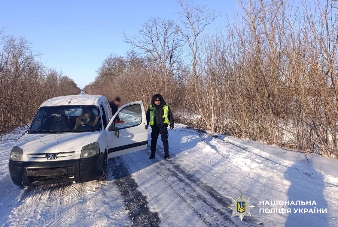 Поліцейські допомогли водіям