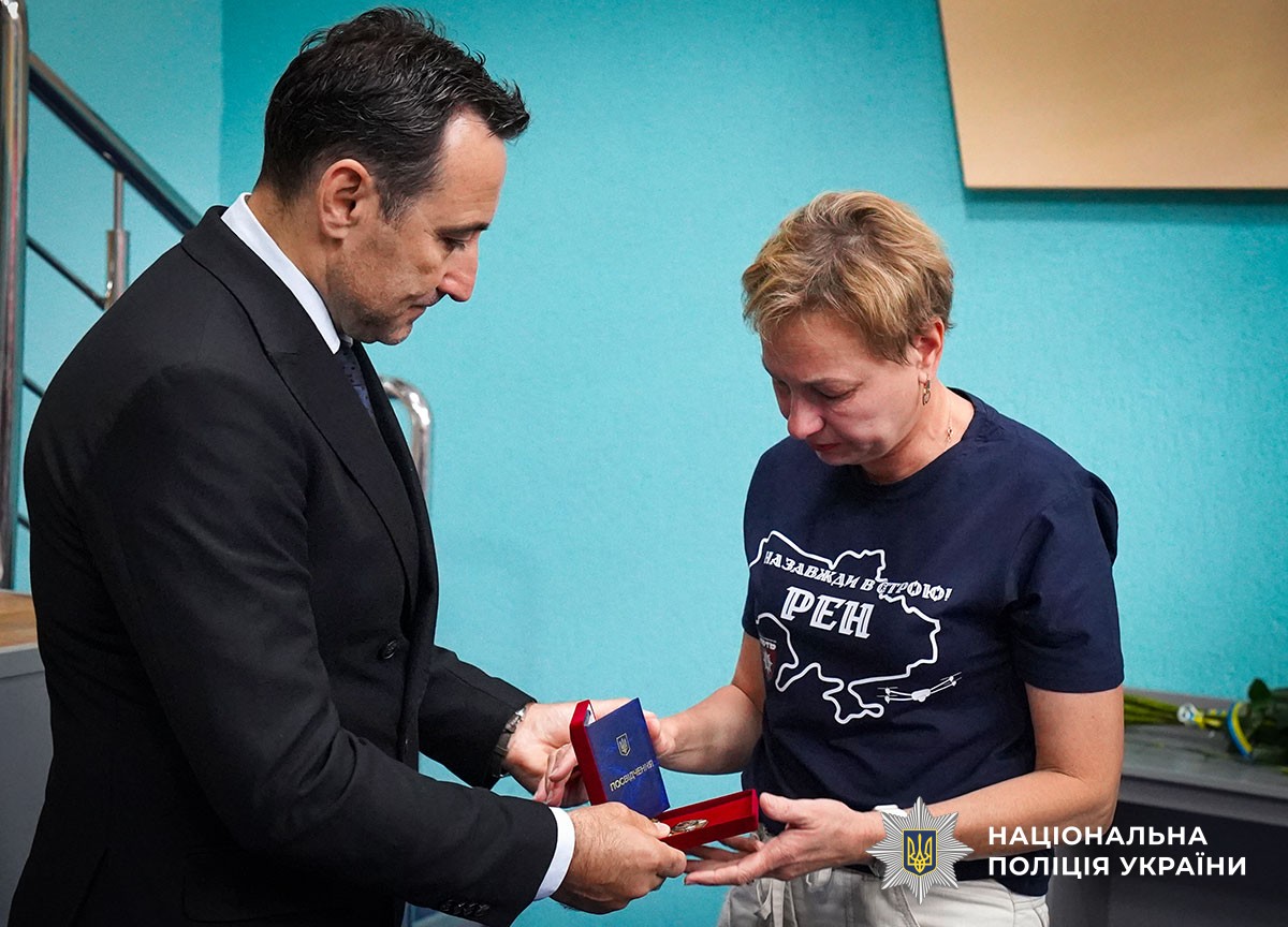 Олена Джуян отримує нагороду за сина