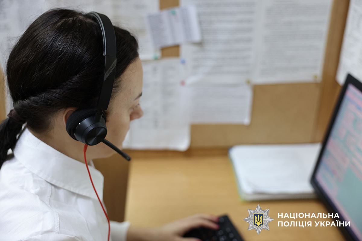 Операторка служби 102 приймає дзвінки від громадян