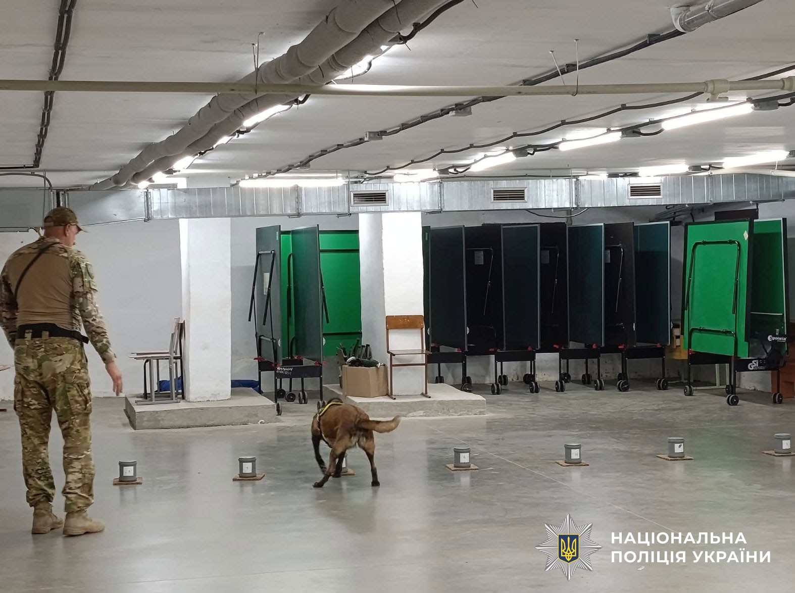 кінолог та собака показують дітям курс дресури