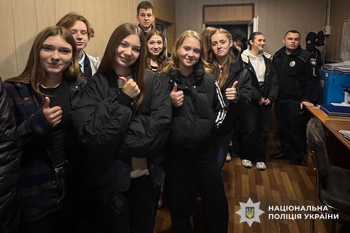Діти в приміщенні відділу поліції