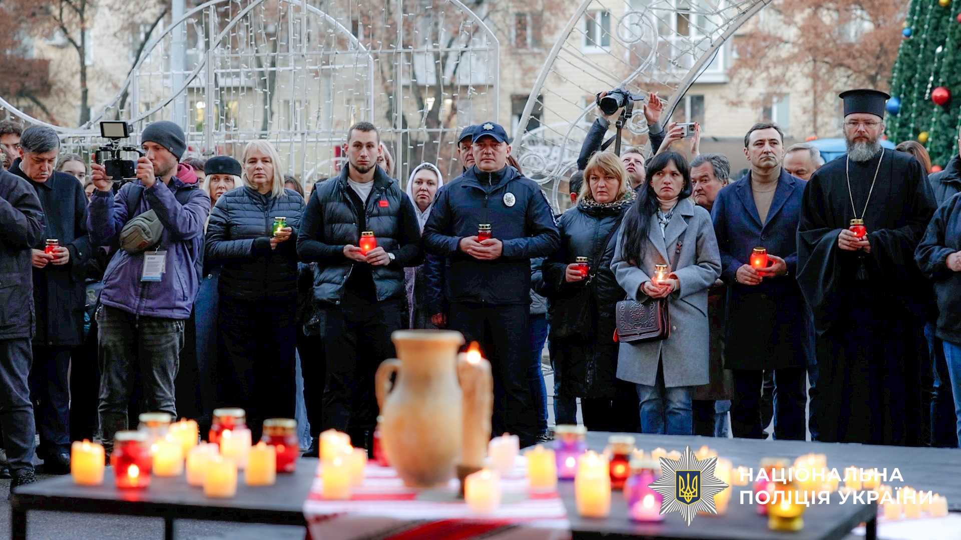 У Полтаві вшанували пам’ять жертв голодоморів хвилиною мовчання та запаленими свічками