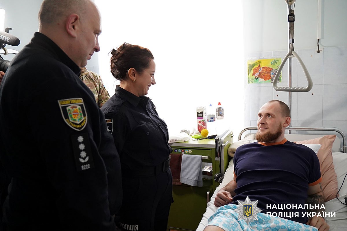 Колеги спілкуються із Максимом