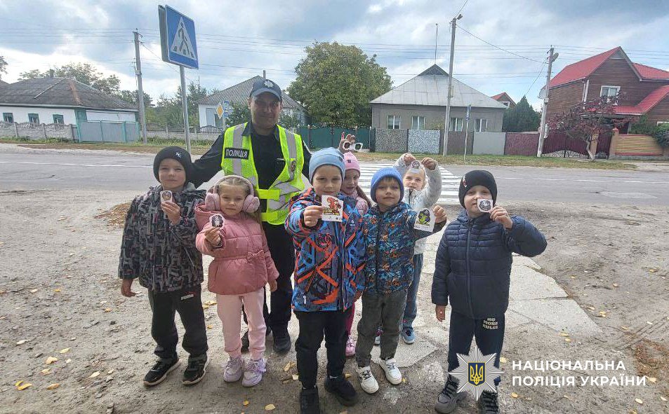 поліцейський роздає дітям флікери