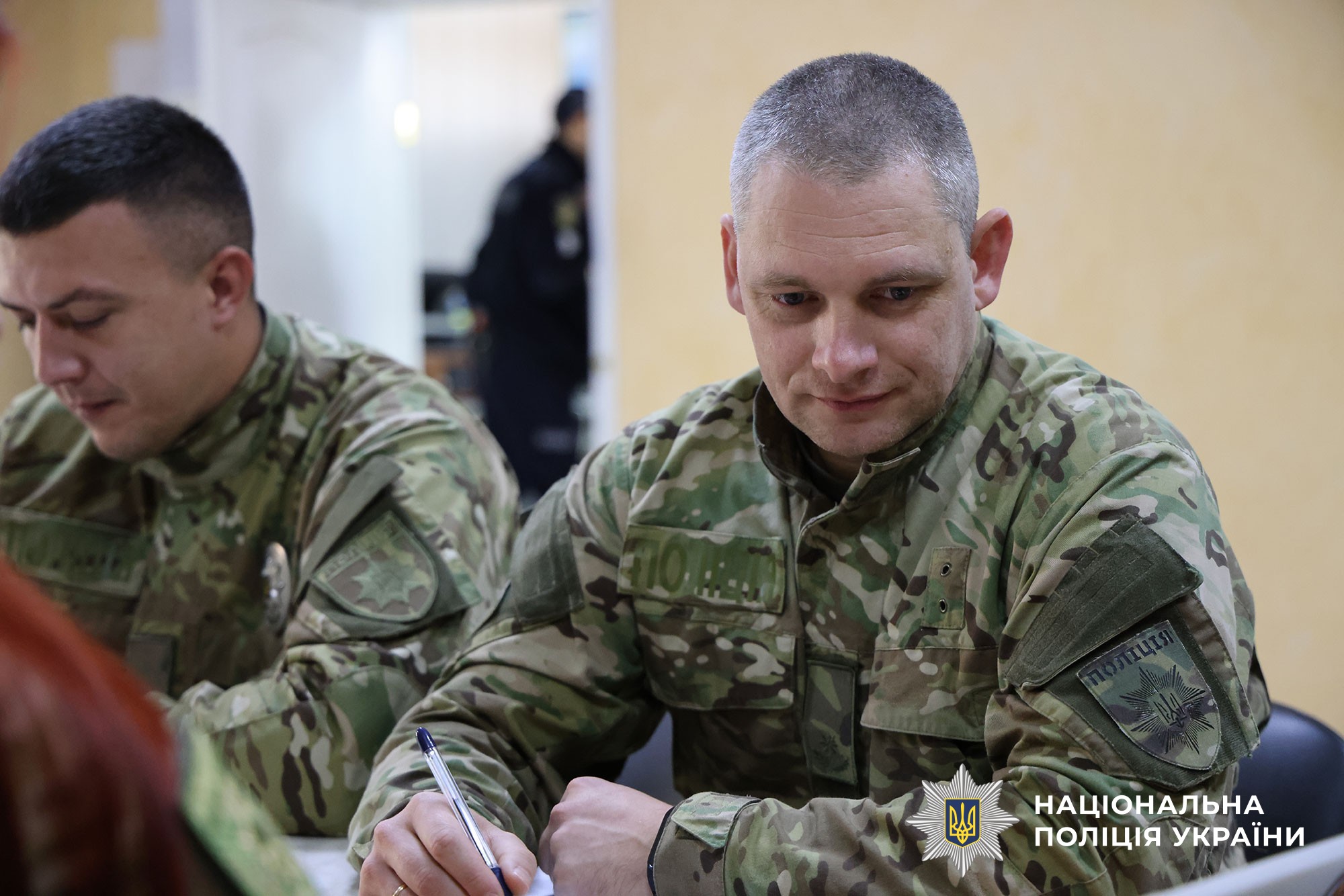 поліцейські пишуть радіодиктант