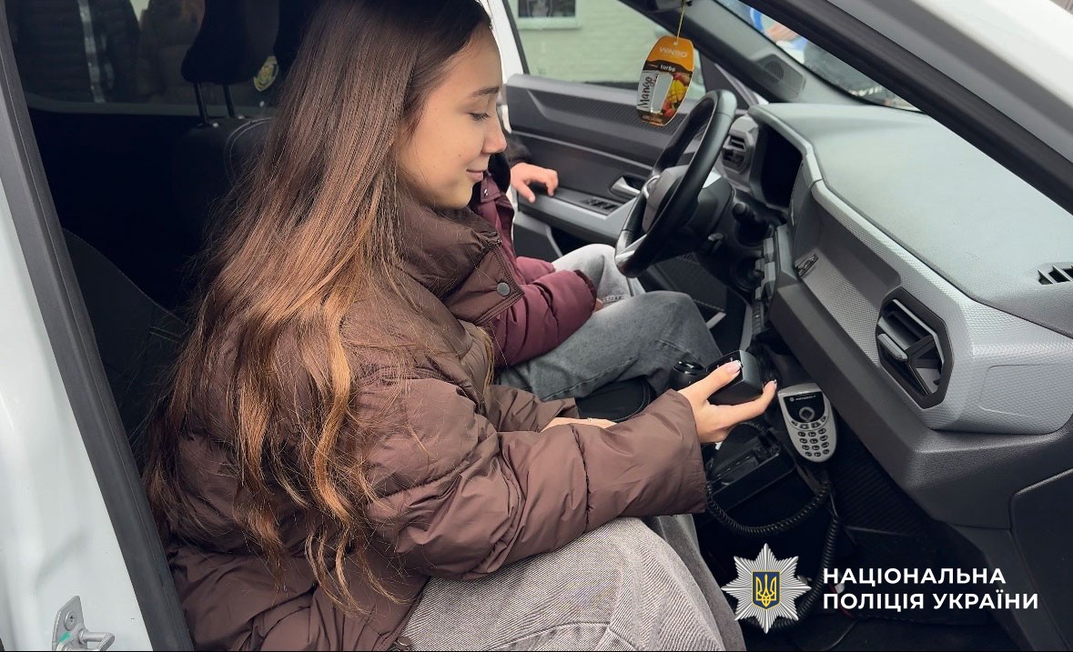 дитина сидить в службовому авто