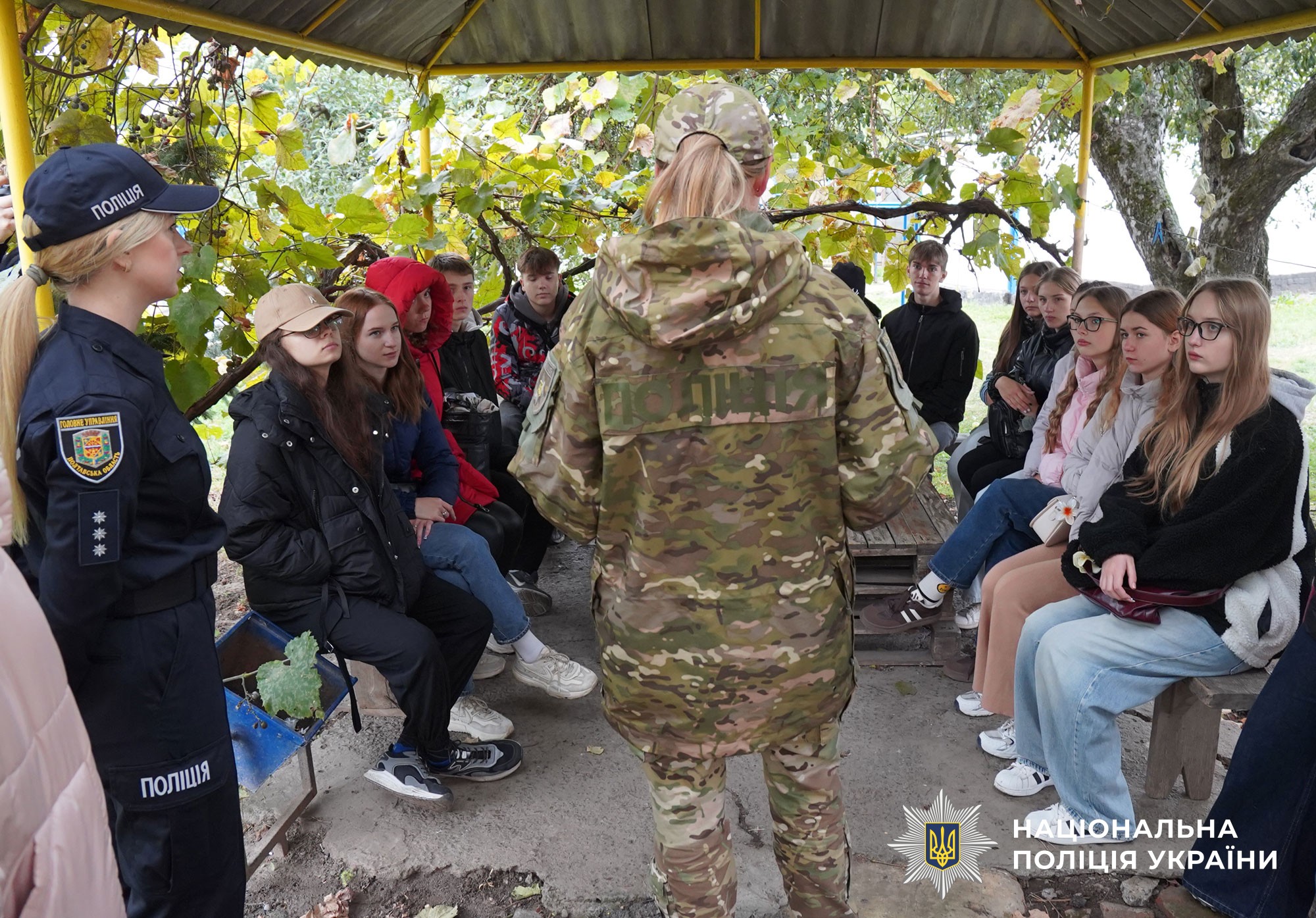 Кінологиня розповідає дітям про тварин