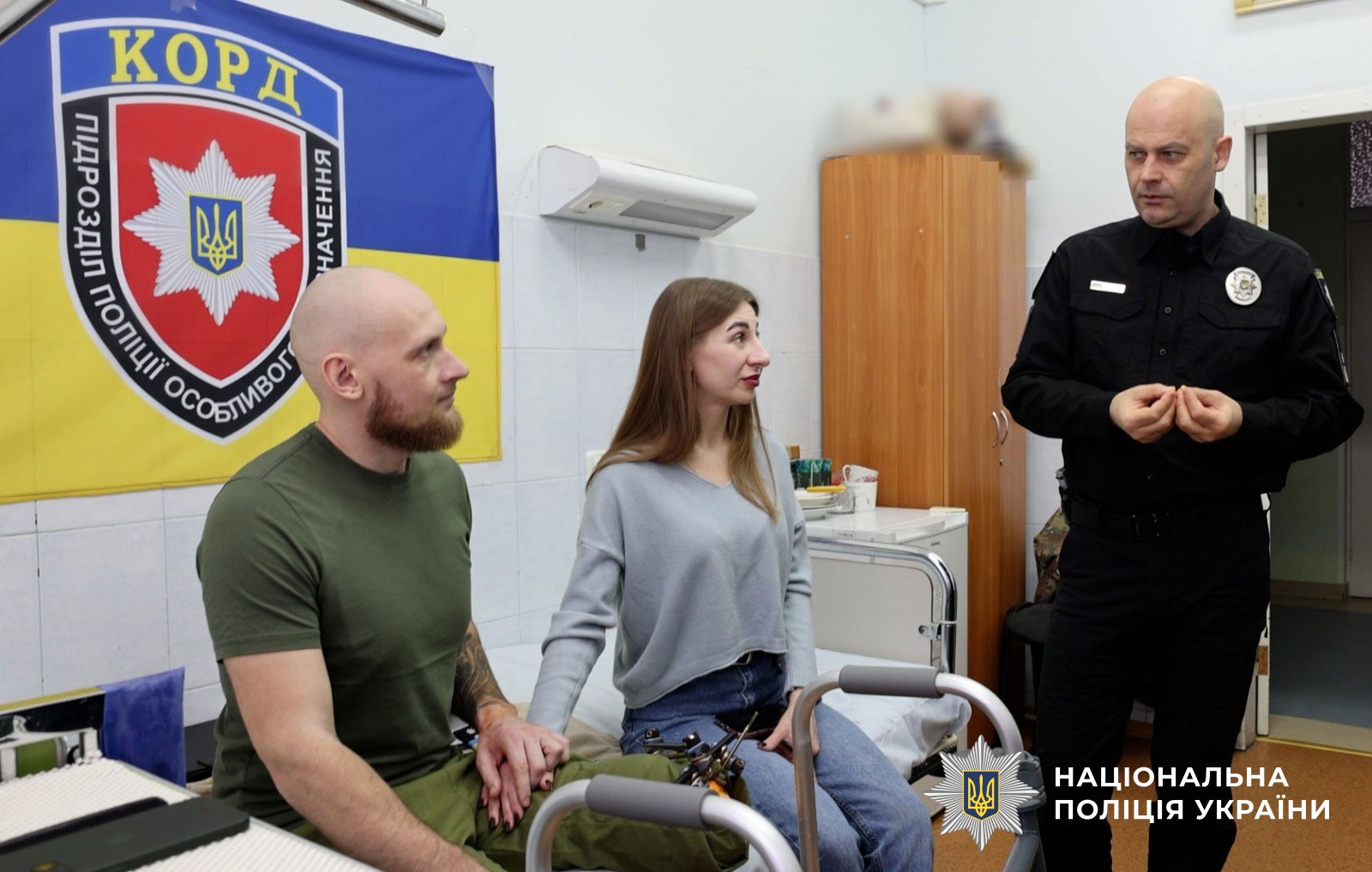 Євген Рогачов вручив погони капітана пораненому бійцю поліції Полтавщини Максиму Камузу