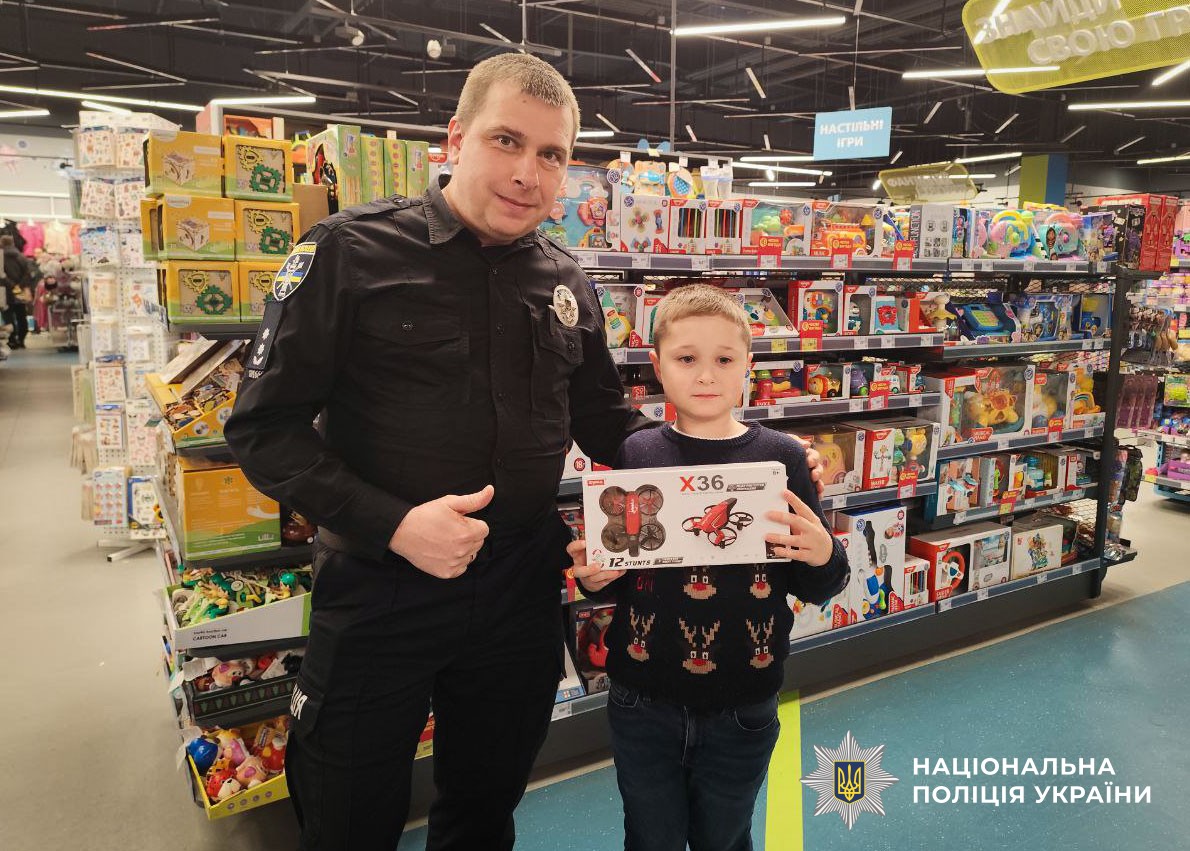 Поліцейські з дітьми обирають подарунок