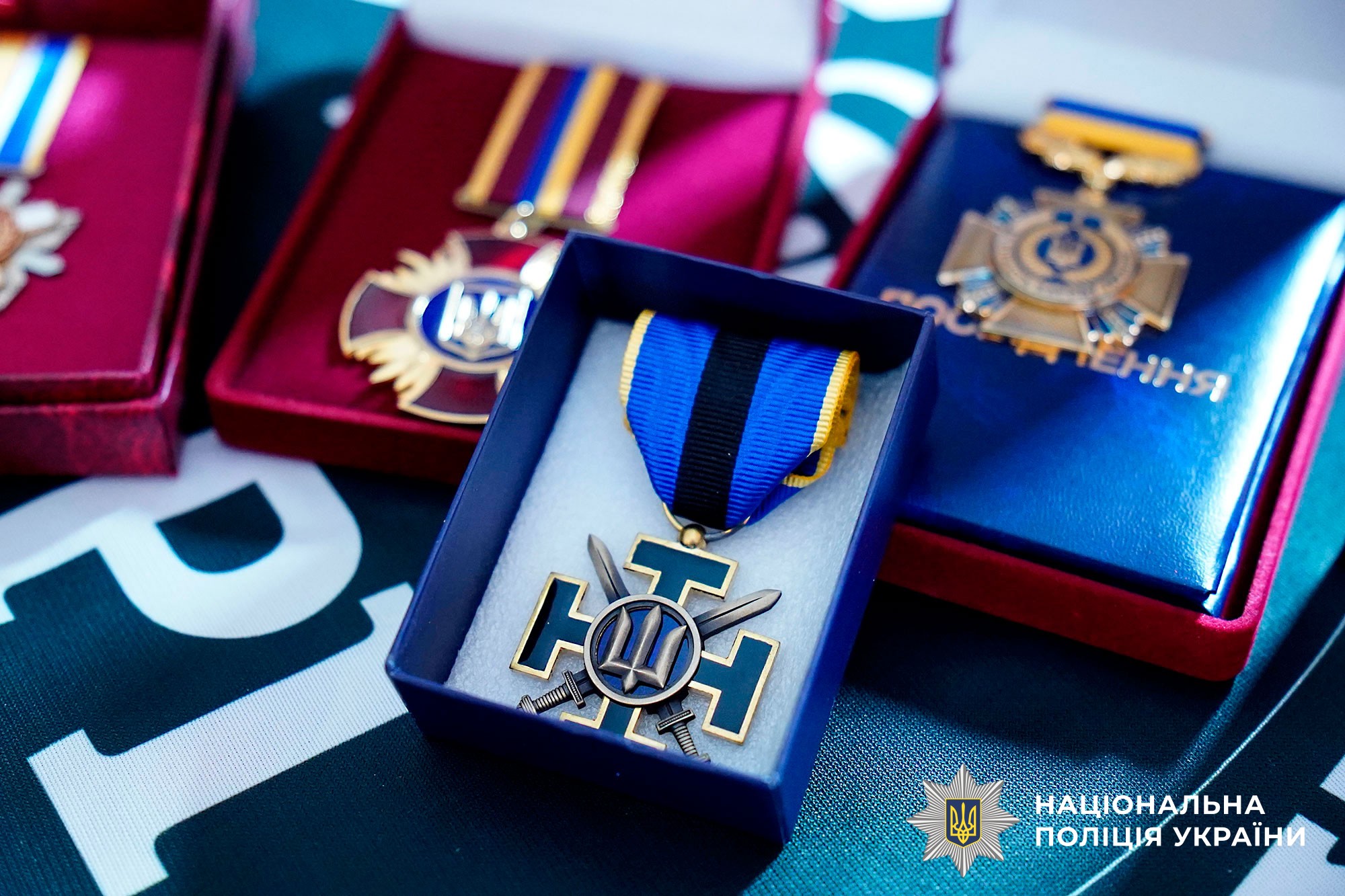 візит Євгена Рогачова до матері загиблого поліцейського Романа Обуховського