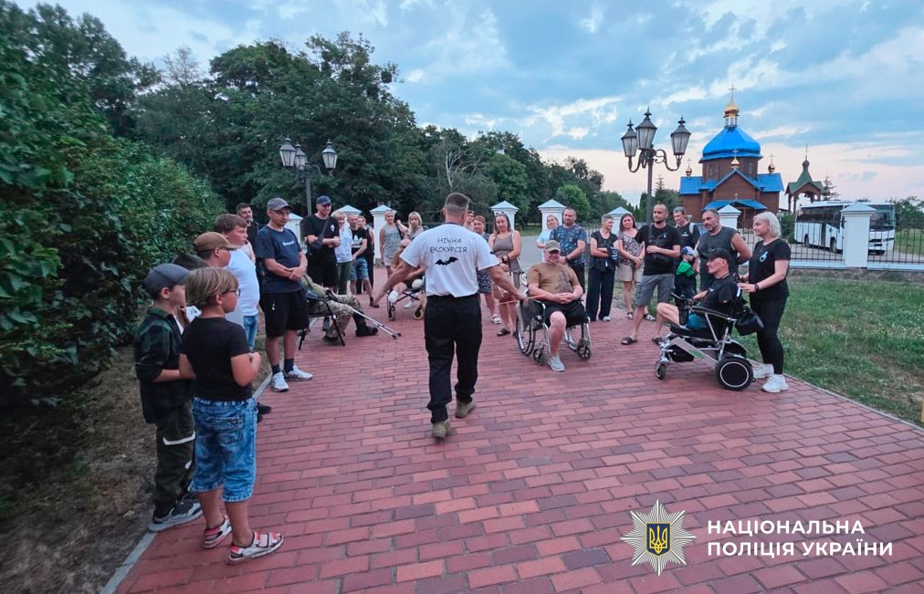 Ветерани та родини полеглих захисників відкрили для себе музей Гоголя після заходу сонця
